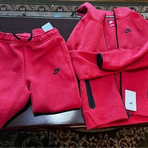Brand new with tags
Nike youth tech fleece size large